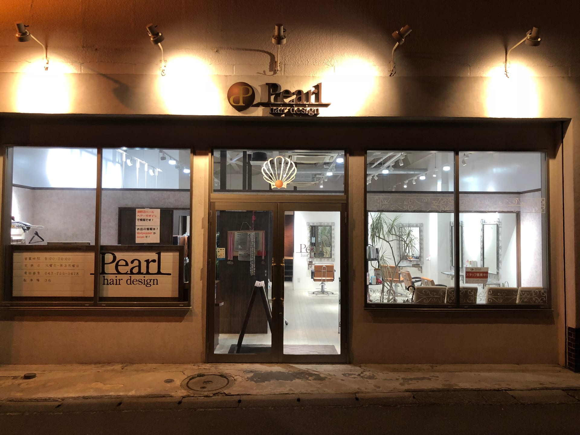 夜の Pearl Hair Design 店舗外観